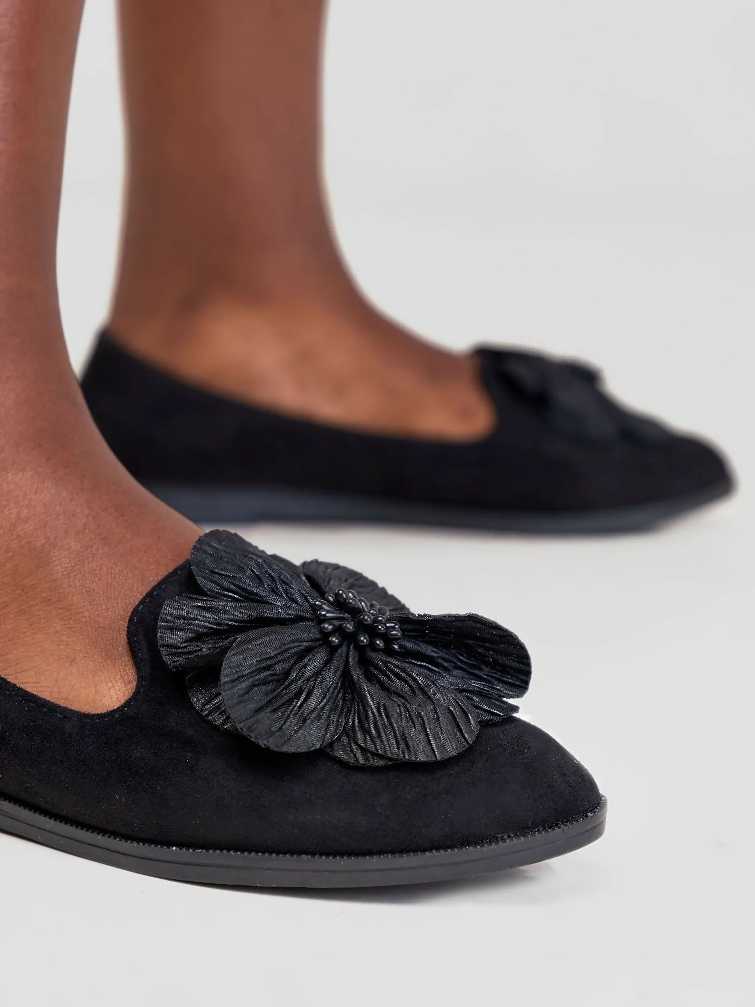 Be Unique Timeless Flowerhead Loafers - Black